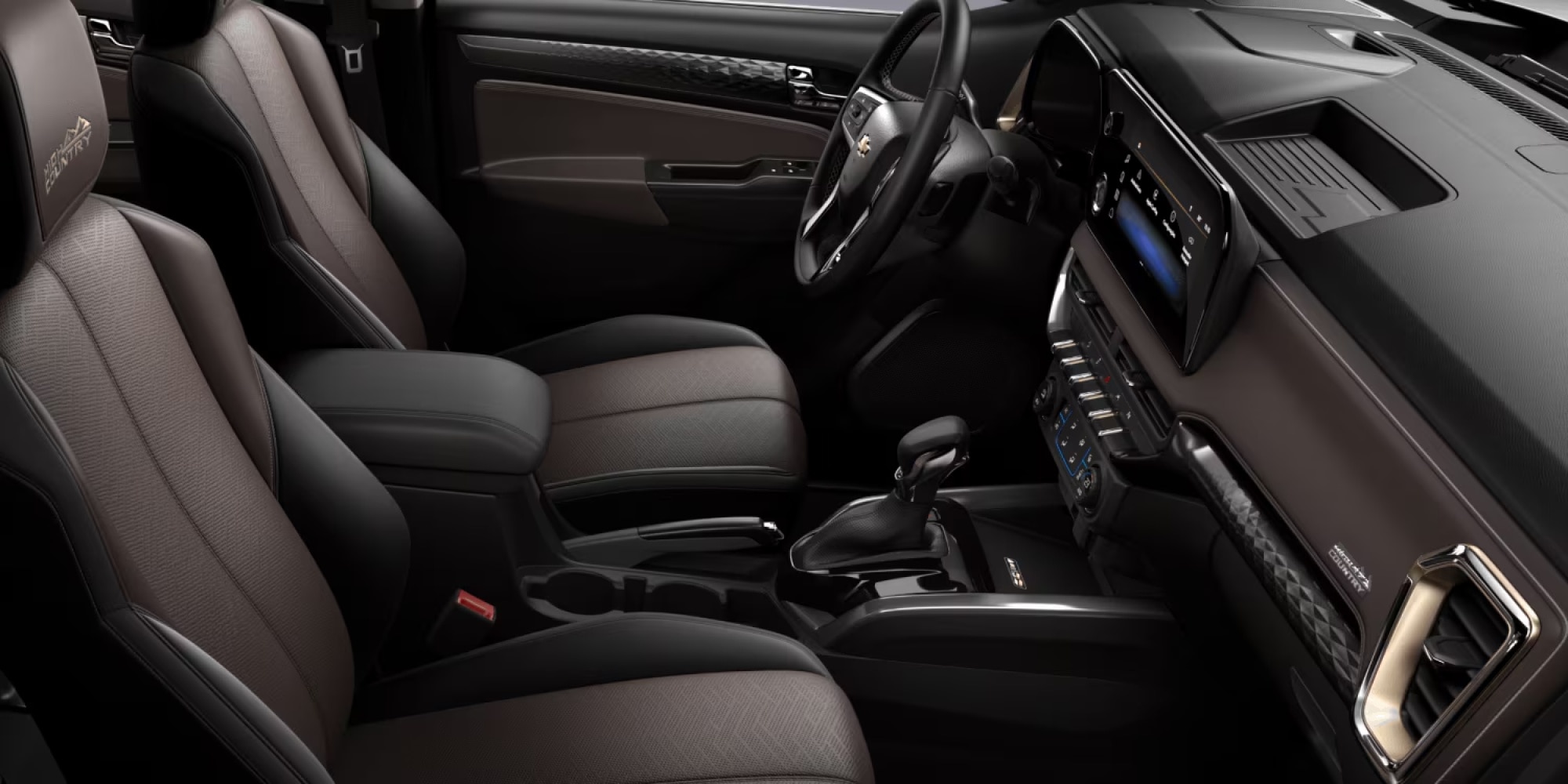 Interior do Chevrolet Trailblazer High Country com bancos revestidos em couro, painel digital integrado e central multimídia